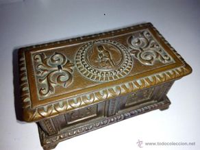 Antiquitäten: Antiguo joyero de cobre con relieves, pesado, con imagen de La Moreneta.